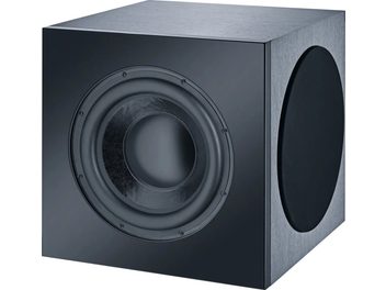 Magnat Cinema Ultra SUB 300-THX schwarzer Bassreflex-Subwoofer, Frontansicht, runder zentraler Lautsprecher, rechteckiges Holzgehäuse mit abgerundeten Ecken