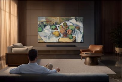 Samsung TMR75R95H vægmonteret storskærms-tv i en moderne stue med et farverigt stilleben på skærmen