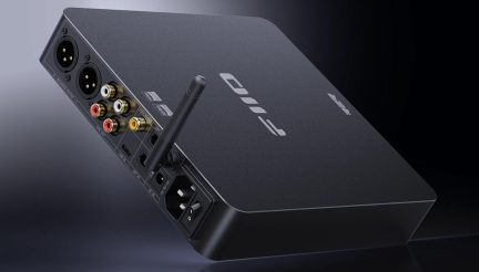 FiiO R7 netværksafspiller og hovedtelefonforstærker i sort, set bagfra med XLR- og RCA-udgange samt Wi-Fi-antenne