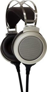 Hõbealumiiniumist avatud traadiga hifikõlarid STAX SR-007S suurte metallist ringikaitsetega kõrvaklappide peal, hõõrdplegitud terasest topeltvõruga ja musta nahaga ümberkõrvaklappidega, esivaate kolmekandva näoga
