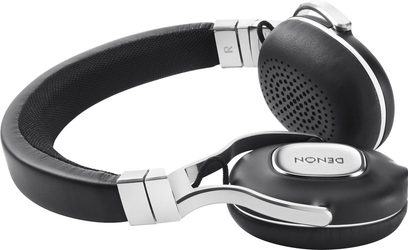 Denon AH-MM300 sort og sølv hovedtelefoner, polstret hovedbøjle, runde ørepuder med perforeret gitter, set fra tre kvarter vinkel