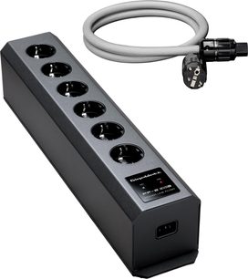 Sort GigaWatt PF-2 EVO+ stikdåse med seks Schuko-udtag og grå, afskærmet PowerSync PLUS-kabel på 1,5 m liggende ved siden af