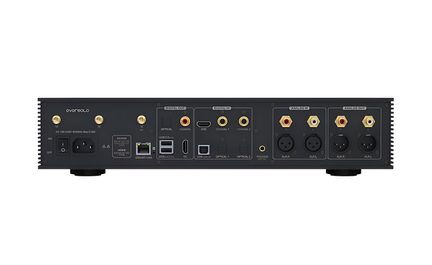Задня панель чорного аудіопідсилювача з золотистими роз'ємами HDMI, оптичними, коаксіальними та XLR