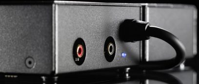 Preamplificatore phono Lehmann Audio Black Cube SE nero, vista ravvicinata frontale, 2 prese RCA rosse e bianche, LED blu accesa