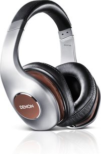 Denon AH-D7100 åben hi-fi hovedtelefon, set fra siden, sølvfarvede og sorte ørekopper, sort polstret hovedbøjle, ovale brune ørepuder, jackstik synligt