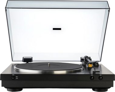 Zwarte Dual CS 329 hi-fi platenspeler van metaal en kunststof, rechthoekige sokkel met zwart plateau omrand met zilver, toonarm rechts en bedieningsknoppen aan de voorzijde, transparante stofkap opengeklapt, frontaal zicht