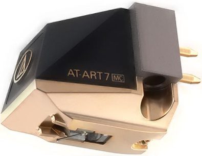 Audio Technica AT-ART7 MC gramofonová přenoska, barva zlatá, detailní pohled zespodu, viditelné raménko a hrot