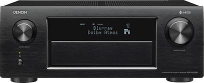 Denon AVR-X6400H sort hjemmebiograf-forstærker, set forfra, blåt display med "Blu-ray Dolby Atmos", knapper og drejeknapper