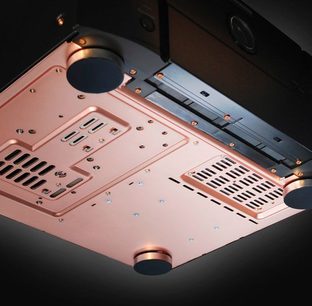 Amplificator de putere multicanal Marantz MM8077 negru, vedere de aproape a părții superioare cu grile de ventilație și butoane
