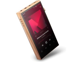 Lettore audiophile Astell&Kern SP3000T in rame, vista angolare, schermo tattile acceso, pulsanti laterali, connettori superiori