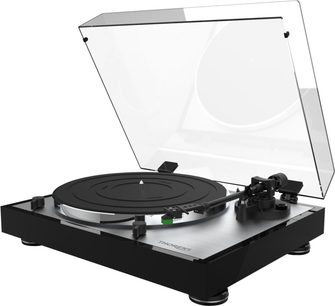 Juodai laukuotas vinilinių plokštelių grotuvas Thorens TD 402 DD su skaitančia galvute, skaidriu disku ir apsauginiu gaubtu, pavaizduotas iš 3/4 kampo