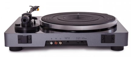 Grå og sort metal vinylpladespiller, bagside, aluminiumsplade med gummimåtte, venstre tonearm, RCA- og USB-porte
