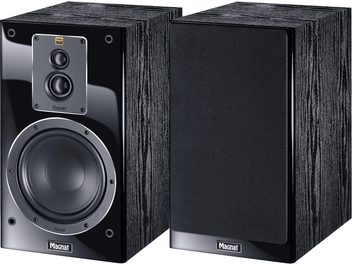 Signature 503 boghøjttalere sort, set forfra og i vinkel, den ene med aftagelig frontgrill, den anden viser cirkulær tweeter og woofer