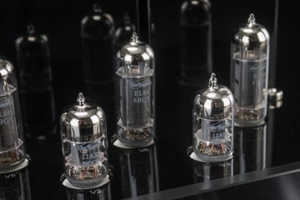 Amplificatore a valvole Line Magnetic nero, primo piano sui tubi EL84 e 12AX7