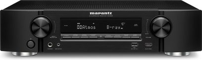 Marantz NR1606 sort hjemmebiografsforstærker, set forfra, sort front med blå skærm, knapper og stik på fronten, to sølvfarvede drejeknapper