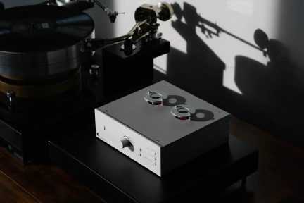 Pro-Ject Tube Box DS3 B připojený k gramofonu