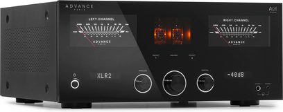 Stereo hi-fi zesilovač Advance Paris A12 Apex 30TH v černém kovu, pohled zepředu v tříčtvrtečním úhlu, dva VU metry, oranžové lampy