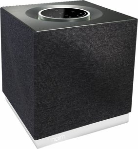Draadloze verbonden luidspreker Naim Audio Mu-so Qb 2nd Gen, perspectiefweergave, kubusvorm, donkere stof, lichte basis, cirkelvormig aanraakpaneel bovenop