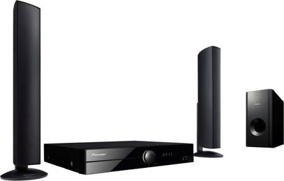 Sort Pioneer DCS-FS313K hjemmebiografsystem bestående af en Blu-ray-afspiller, to gulvhøjtalere, to kompakte højttalere og en basreflekskabinet