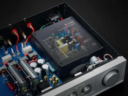 Amplificatore hi-fi integrato stereo Rose RA280 argento, vista interna che mostra i circuiti, i dissipatori e il grande pomello frontale