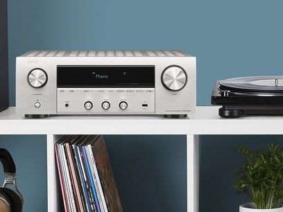 Denon DRA-800H sidabrinės spalvos hi-fi stereo stiprintuvas, priekinis vaizdas, mygtukai, ausinių ir mikrofono lizdai, skaitmeninis ekranas