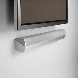 Sølvfarvet, rektangulær Mirage Uni-Theater soundbar, set forfra, monteret under en sort fladskærm
