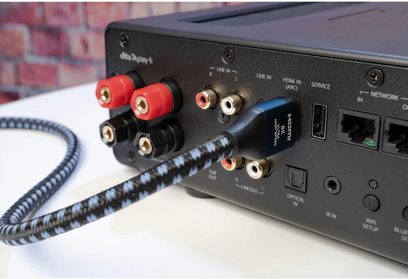 Звукова база SVS Prime Wireless Pro SoundBase в черно, заден план. RCA конектори в червено и черно, HDMI портове, мрежов и захранващ порт