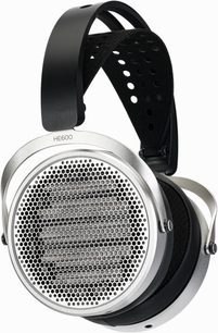 Hifiman HE600 atviros ausinės iš sidabrinio ir juodo metalo, medaus tinklelio dizainas, dvigubas perforuotas galvos lankas, trijų ketvirčių vaizdas