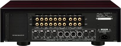 Accuphase C-2900 stereo forforstærker, bagsidevisning, forgyldte RCA-stik, sorte XLR-stik, sort kabinet, cirkulære fødder
