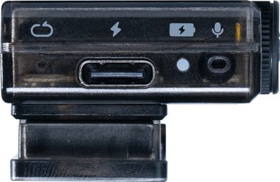 DAC portatile iFi Audio GO Blu Air, custodia in plastica fumé traslucida, vista laterale con porta USB-C e ghiera dentata