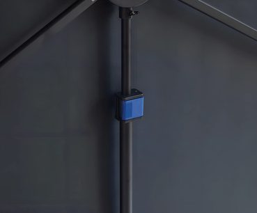 Projektionsleinwand auf Stativ Projeo Cross HD 90, schwarzer Mast mit Drehknopf und blauem Gehäuse in Nahaufnahme