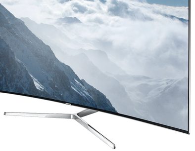 Samsung UE65KS9000 fladskærms-TV, der viser et luftfoto af bjerge med snedækkede toppe i tåge