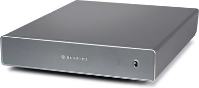 Amplifikátor Nuprime AMG STA SE s vysokou věrností, pohled ze tří čtvrtin, obdélníkový šedý kryt, přední ovládací tlačítko