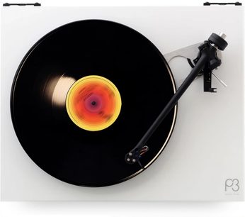Toca-discos Rega Planar 3 branco lacado, vista superior, prato preto fosco, etiqueta de vinil laranja vivo, braço de leitura preto