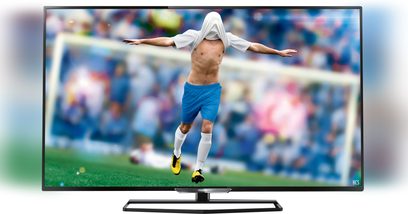 Philips 55PFK6549 fladskærms-TV, der viser en fodboldspiller i aktion på en bane, set forfra