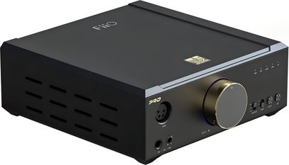 Předzesilovač sluchátek FiiO K9 Pro ESS v černém hliníkovém provedení, pohled zepředu zleva, obdélníkový kryt s bočními ventilačními štěrbinami, velký zlatý kruhový ovladač hlasitosti s modrým světelným prstencem na předním panelu, vybavený XLR a jack konektory, tlačítky a LED indikátory
