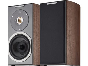 Coppia di diffusori da scaffale AudioVector R1 Edition limitata in impiallacciatura di noce marrone con pannello frontale in alluminio grigio scuro, tweeter AMT dorato, woofer nero e griglia in tessuto nera, vista tre quarti anteriore