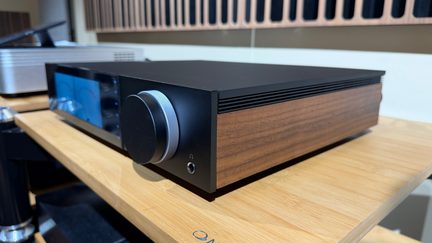 Síťový zesilovač Cambridge Audio Evo 150 černý s čelním displejem, velkým ovladačem hlasitosti a bočními panely z ořechového dřeva