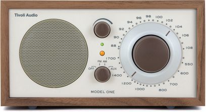 Radio da tavolo Tivoli Model One in noce/beige, custodia in legno, vista frontale, griglia a sinistra, grande pulsante di regolazione a destra