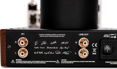 Feliks Audio Echo Classic preamplificatore per cuffie hi-fi vista posteriore con ingressi e uscite RCA dorate e interruttore nero