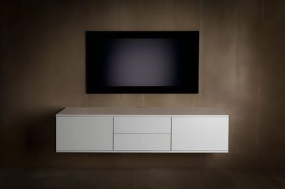 Nástěnný audiovizuální nábytek Unnu Classic Series Model 230 z matně bílého dřeva, bez úchytek, 2 dvířka a 2 zásuvky, čelní pohled