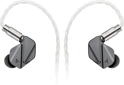 Două căști intra-auriculare Astell&Kern ZERO 2 din metal gri închis mat cu vârfuri din silicon, cabluri albe, pe fundal alb