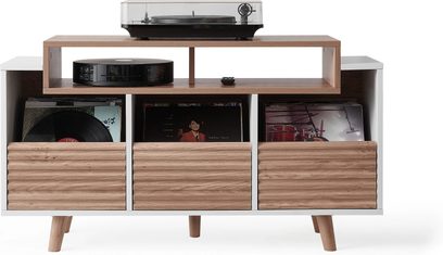Møbel og oppbevaring for vinylspiller Norstone Design Oslo 1200 hvit/lys eik, frontvisning, 4 skråstilte ben, 3 nedre rom med fronter i lys tre, 2 sentrale nisjer, svart vinylspiller på toppen, fjernkontroll og svart lydapparat synlige