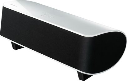 Pioneer XW-NAS3 sort og hvid multimediehøjttaler, set fra en trekvart forvinkel, med en kurvet og elegant form