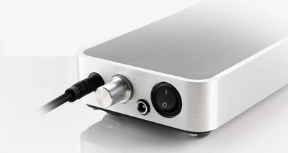 ClearAudio Smart power 12V sølvfarvet ekstern strømforsyning, rektangulært metalkabinetdesign, jackstik og kontakt på siden
