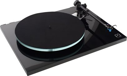 Rega Planar 3 svart lakkert platespiller, sett ovenfra i 45° vinkel, matt svart tallerken, blankt svart tonearmsystem