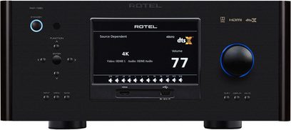 Rotel RAP-1580 sort home cinema-forstærker set forfra, LCD-skærm viser "4K", kontrolknapper og drejeknap