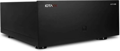 IOTAVX AVXP 3‑300 sort hi‑fi effektforstærker, minimalistisk front med firkantet knap i midten, 3/4‑forfra‑visning