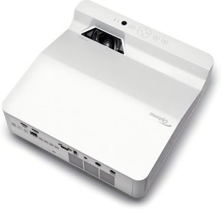Optoma GT3500HDR beyaz videoprojektör, sağ ön 3/4 üst görünümü, ön panelde objektif ve havalandırma ızgaraları
