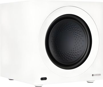 Monitor Audio Vestra W12 -valkoinen kiiltolakattu subwoofer etuviistosta kuvattuna, kuutiomainen kotelo pienillä jaloilla, keskellä musta, teksturoitu kaiutinelementti ja hillitty logo oikeassa alakulmassa